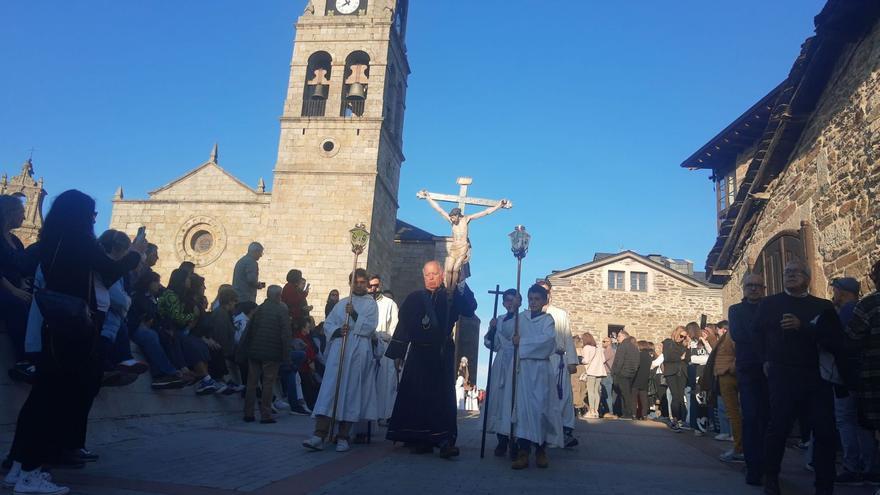 El lavatorio de los pies y el Monumento de Santa Colomba