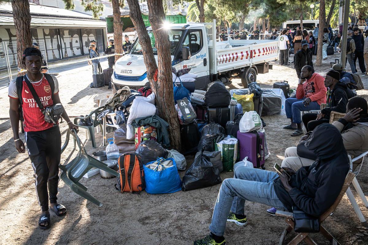 Barcelona desaloja a una treintena de personas sin hogar del parque Joan Miró