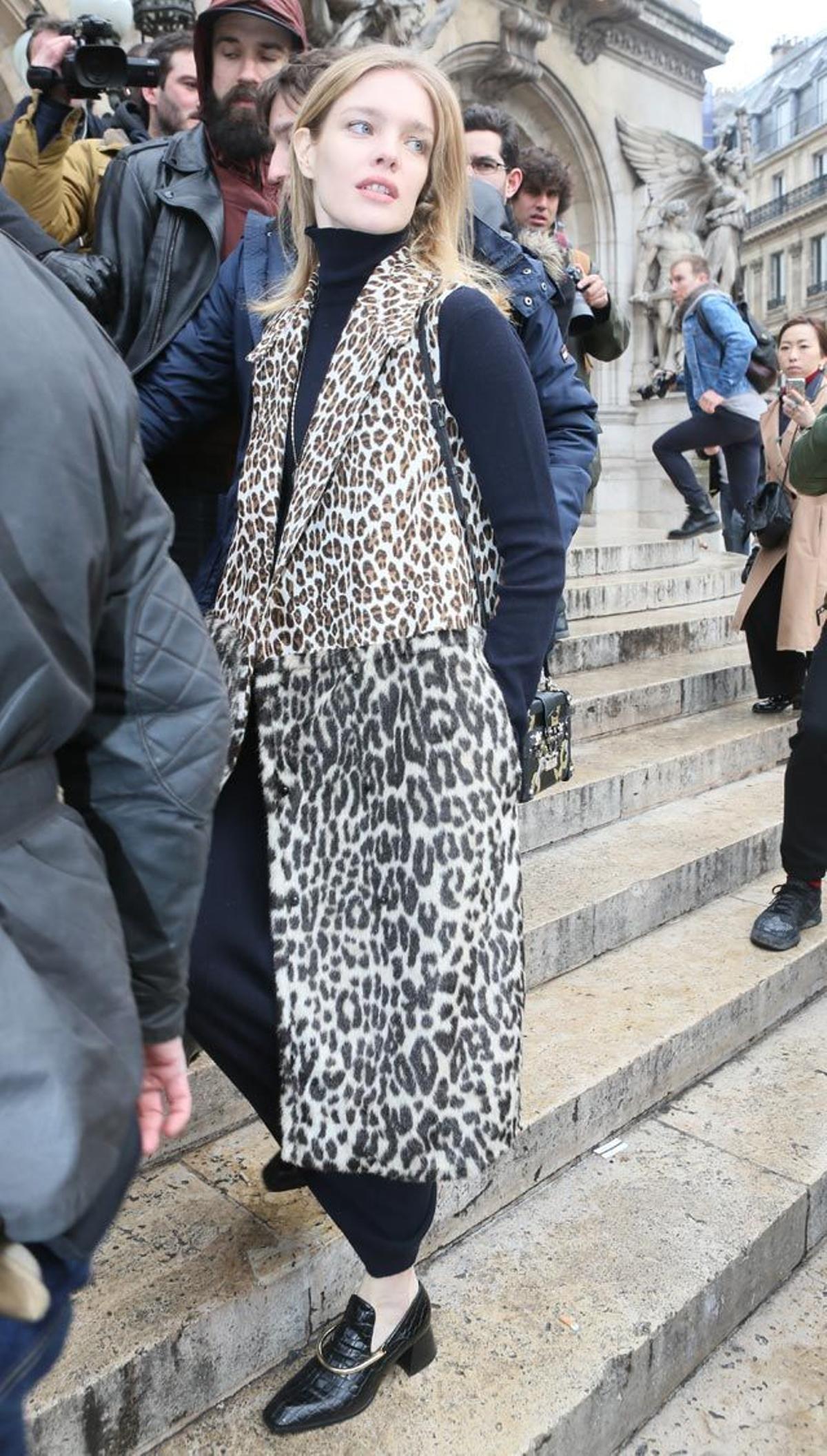 Natalia Vodianova llega al desfile de Stella McCartney en la Paris Fashion Week.