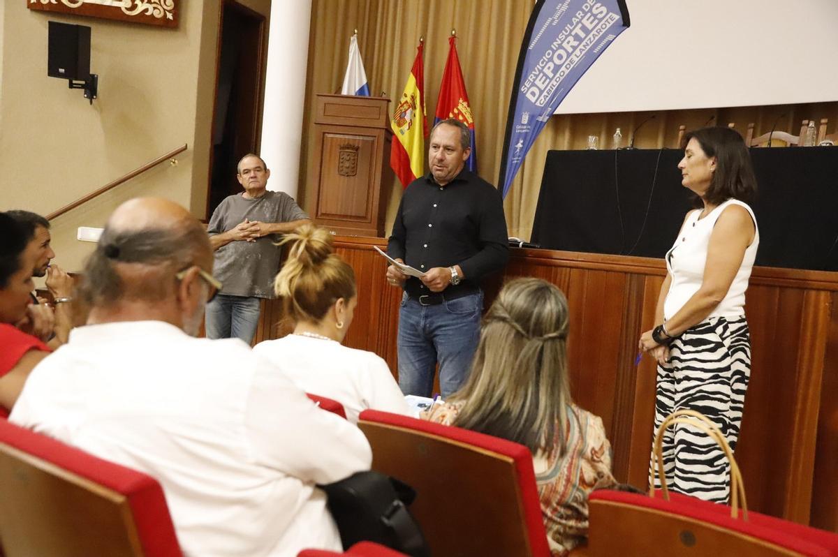 El consejero de Deportes del Cabildo de Lanzarote, Juan Monzón, en la reunión con los participantes.