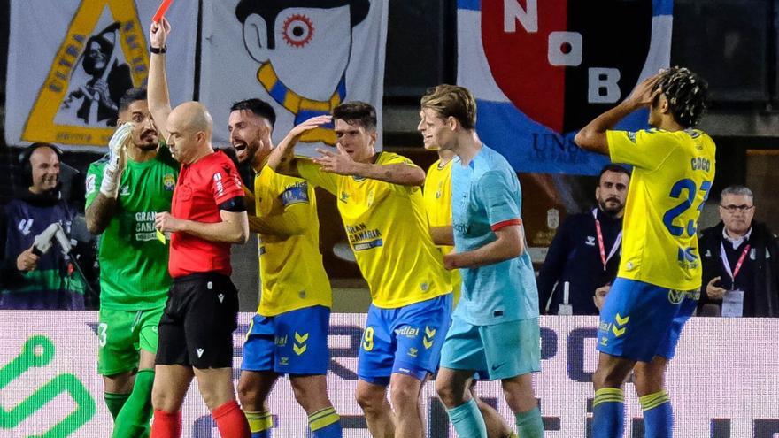 Kirian, Marc Cardona, Coco y Valles protestan el penalti pitado el curso pasado de Sinkgraven a Gundogan.