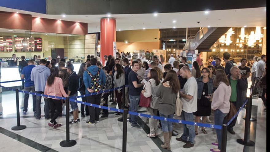 Imagen de la cola para asistir a la Fiesta del Cine en 2014