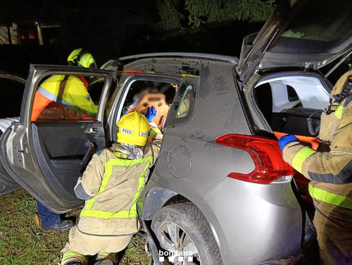 Rescat del conductor atrapat dins del cotxe accidentat