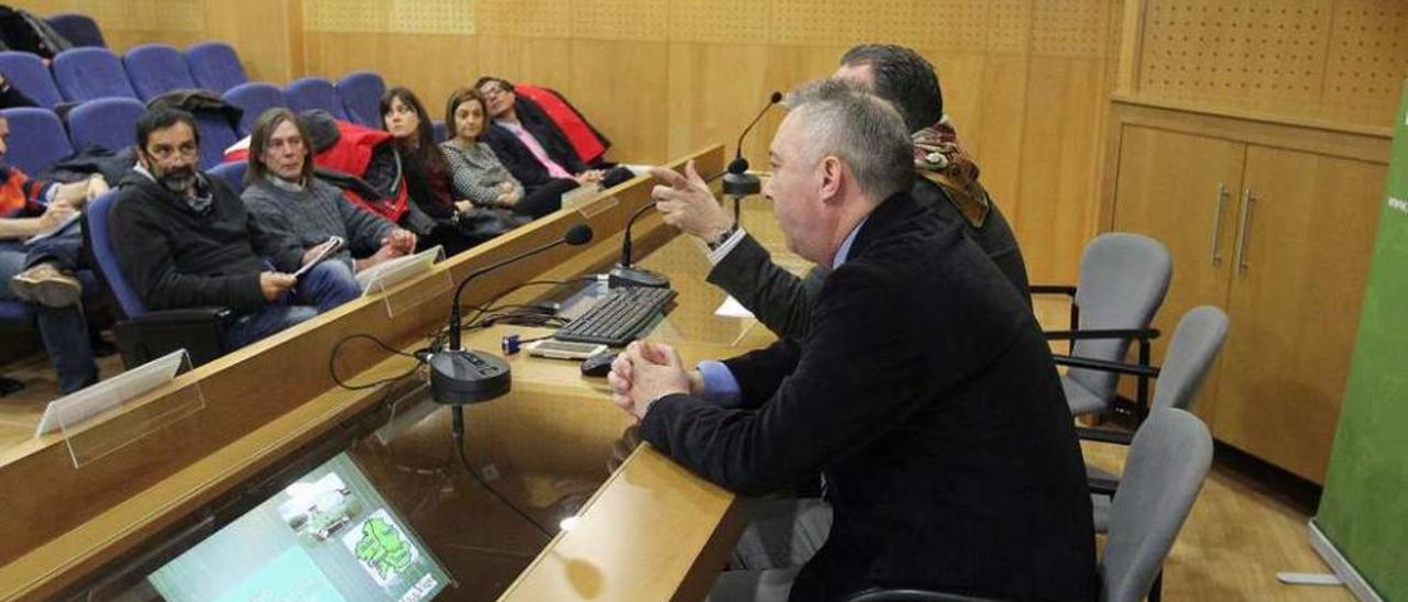 José Antonio Fraiz, coordinador de la jornada, durante su exposición. // Iñaki Osorio