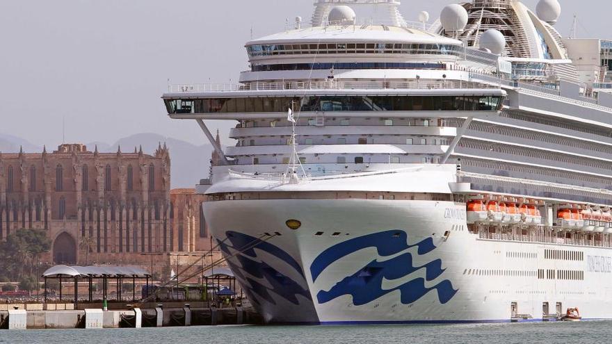 Archivfoto der &quot;Crown Princess&quot; vor Palma de Mallorca.