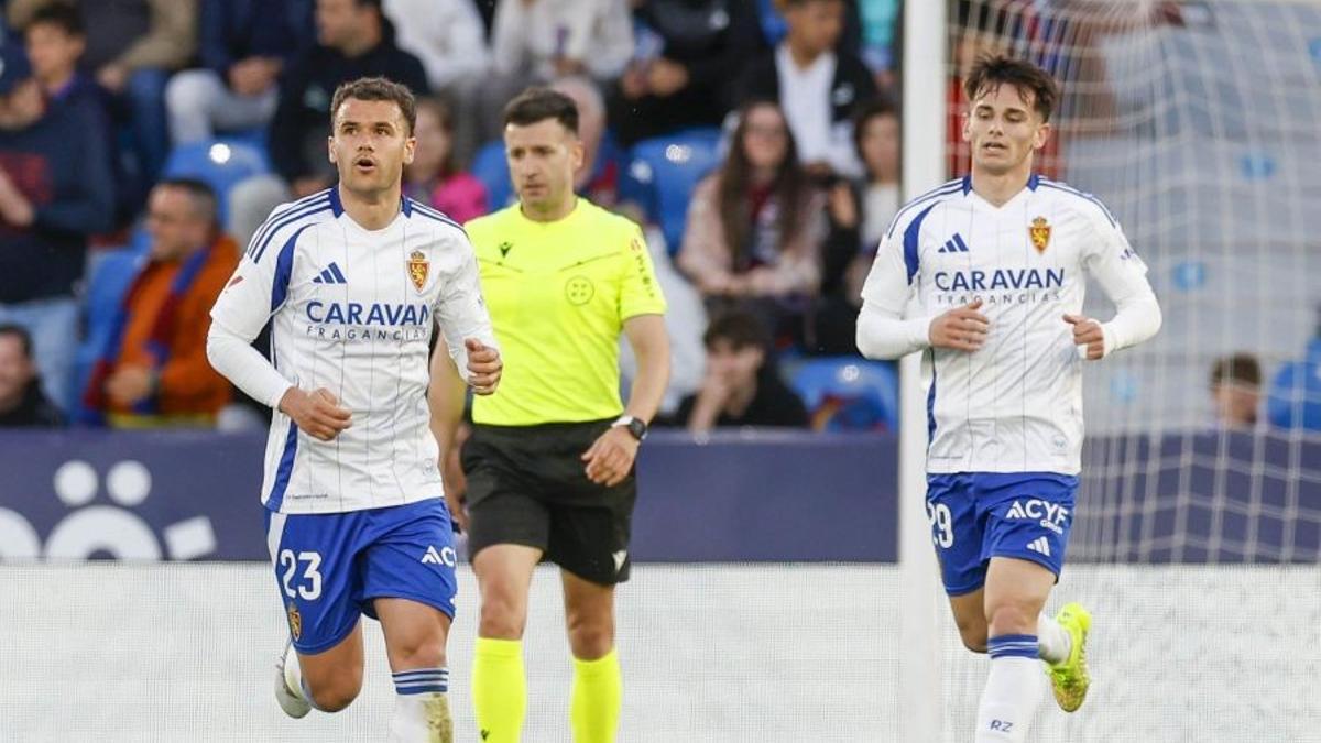 Pau Sans corre junto a Aketxe trs marcar su gol, que era el 4-1.
