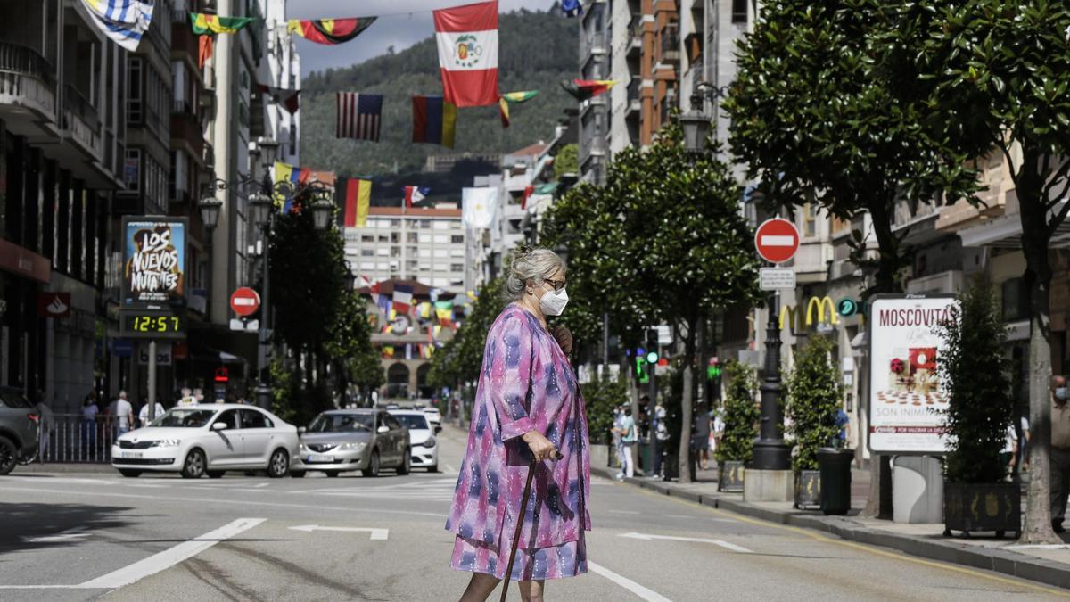 Una mujer cruzando la calle Uría el pasado septiembre.