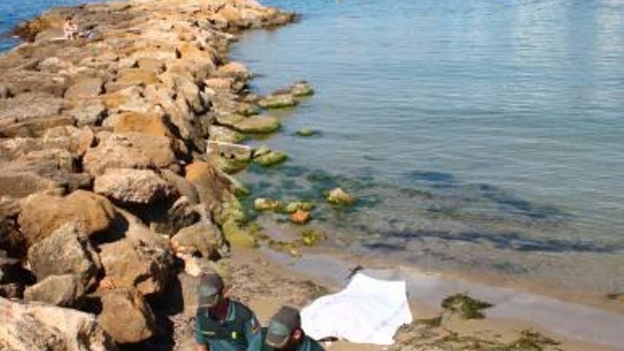 Un bañista descubre en la Playa del Cura un cadáver flotando