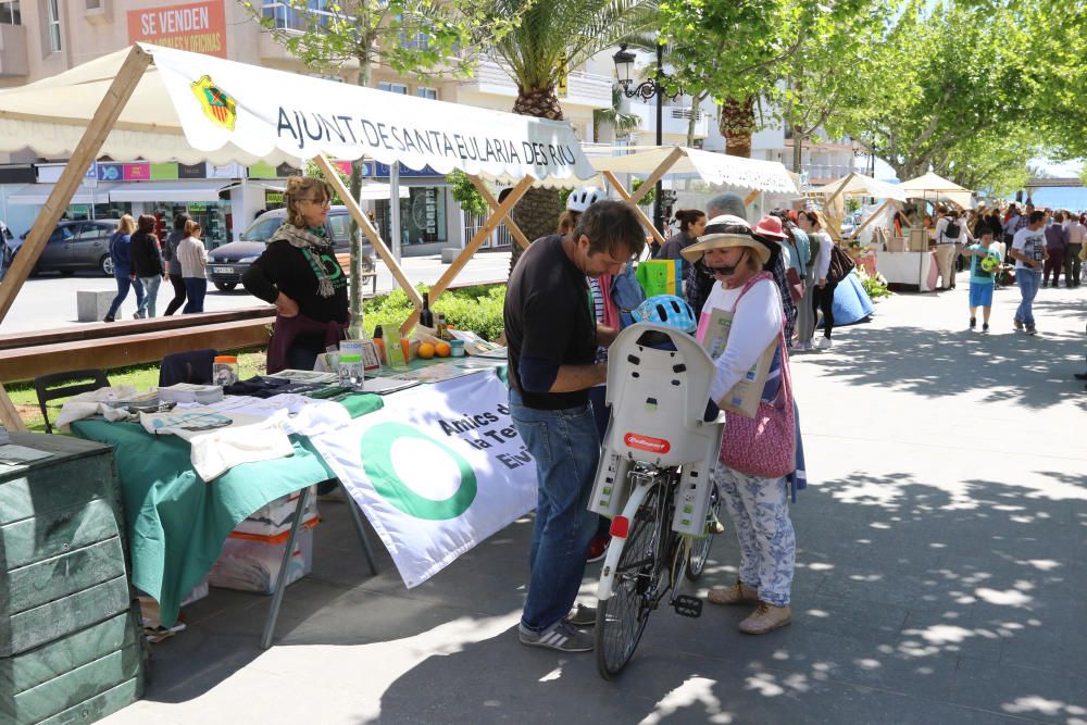 Productores locales, artesanos y músicos subrayan en Santa Eulària la importancia de respetar el planeta en nombre de las futuras generaciones.