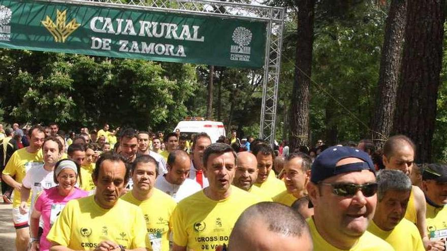 Salida de una de las ediciones anteriores del Cross Bosque de Valorio.