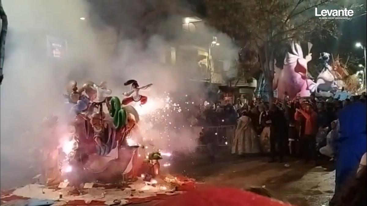 Así ha ardido la mejor falla infantil de 2026 en Xàtiva