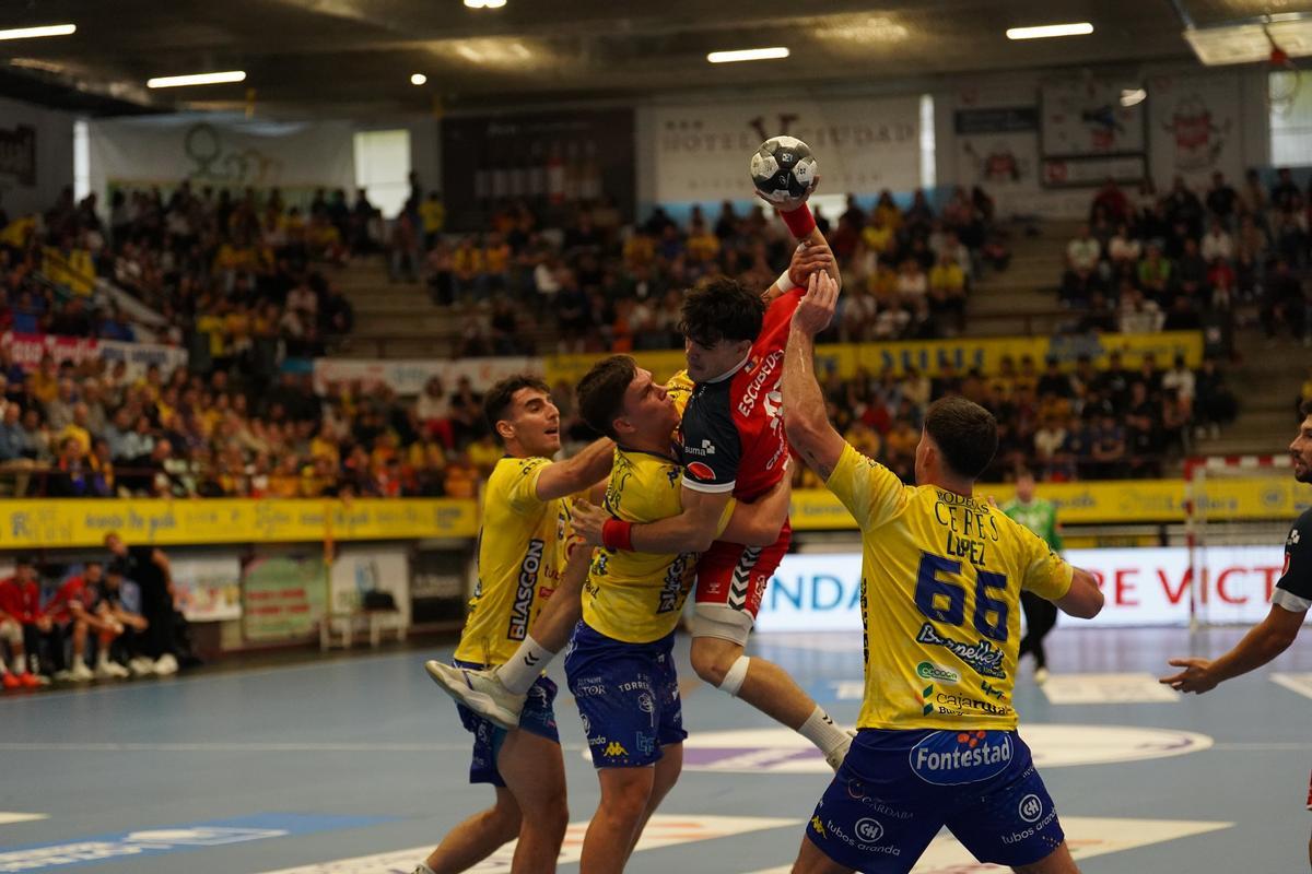 Edu Escobedo  busca el lanzamiento durante el partido de la primera vuelta en Villa de Aranda.