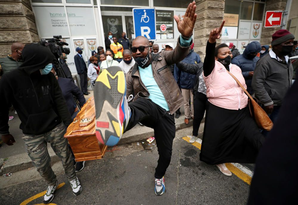 Personal de funerarias en una protesta laboral en Sudáfrica.