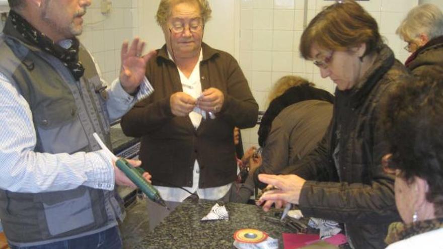 Taller de decoración navideña celebrado en la reformada plaza de abastos.