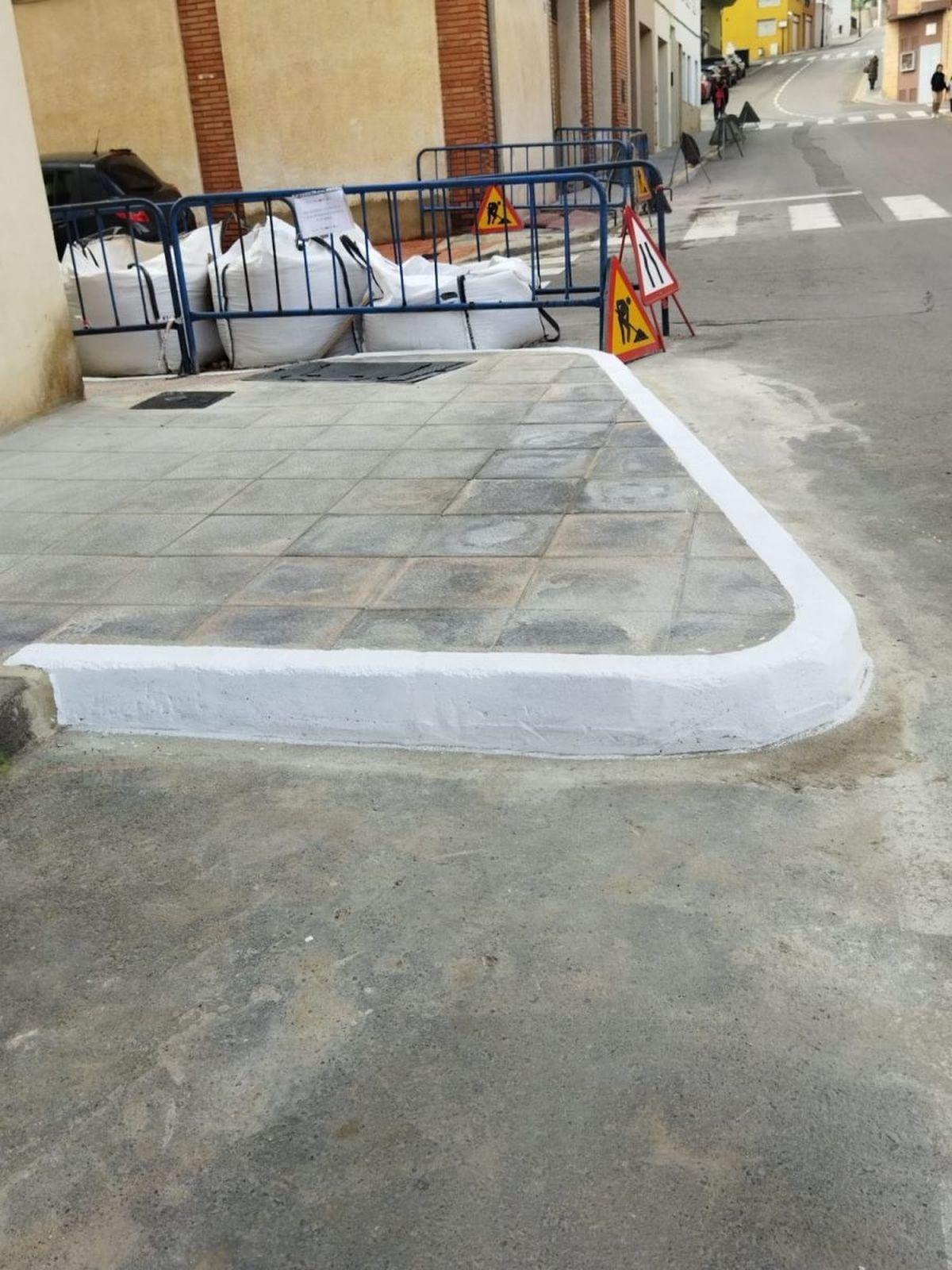 La acera en la calle Orfelino Almela es una de las actuaciones realizadas por los alumnos.