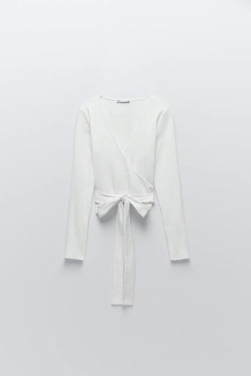 Camiseta de canalé con lazada blanca de Zara. (Precio: 15,95 euros. Precio Black Friday: 9,57 euros)