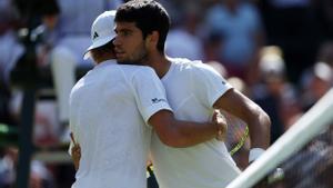 Alcaraz pega más fuerte para entrar en cuartos de Wimbledon