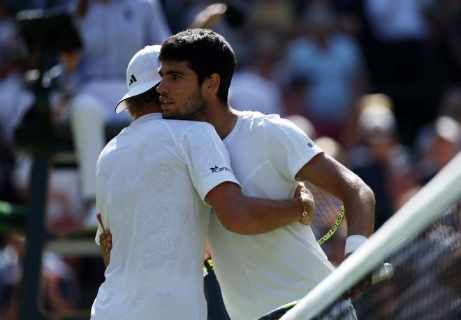 Alcaraz pega más fuerte para entrar en cuartos de Wimbledon.