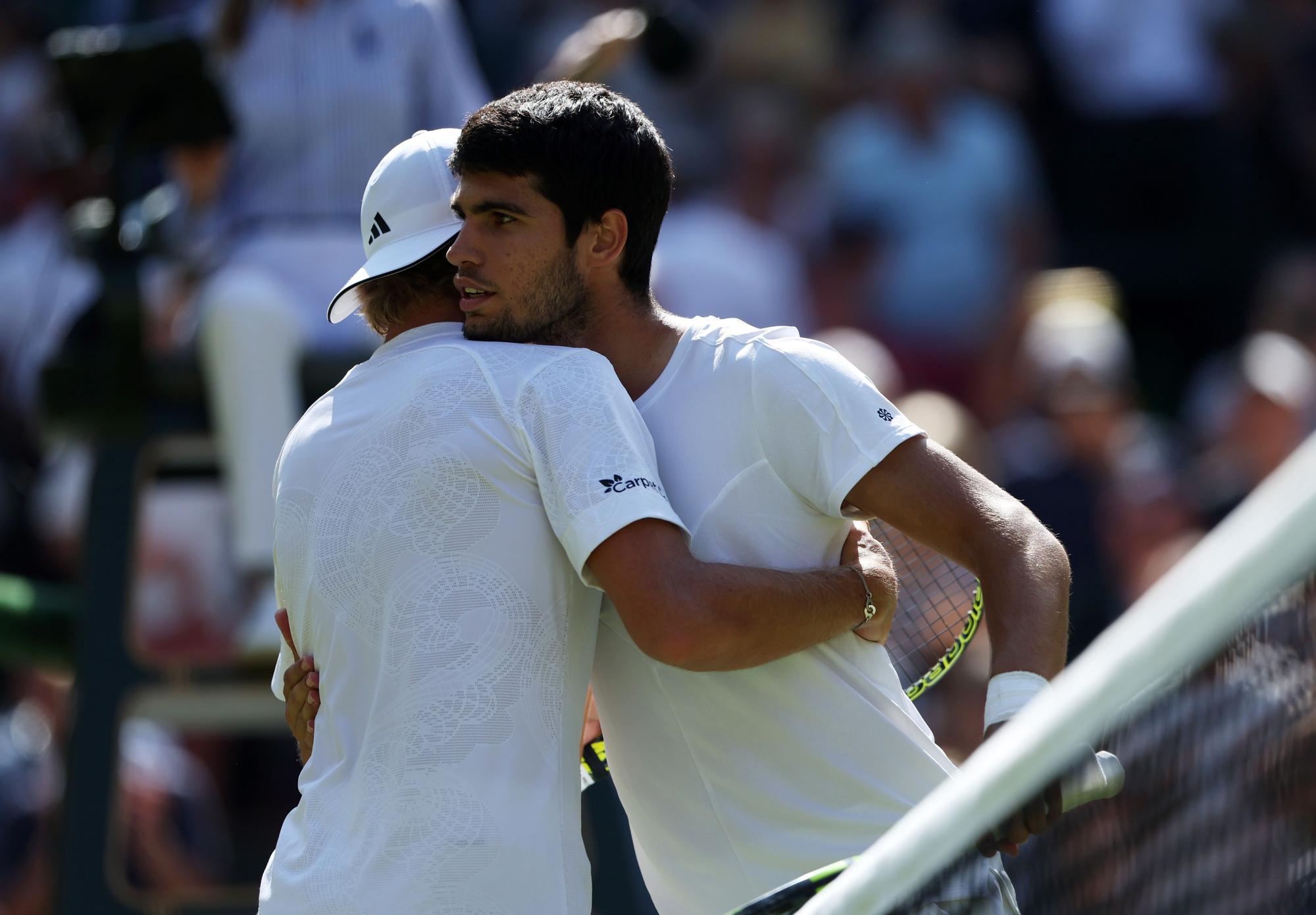 Alcaraz pega más fuerte para entrar en cuartos de Wimbledon