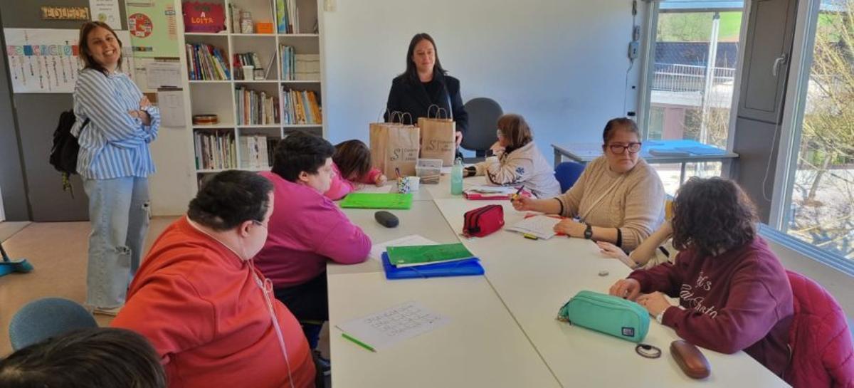 Entrega de libros en el centro que Cogami tiene en Medelo.