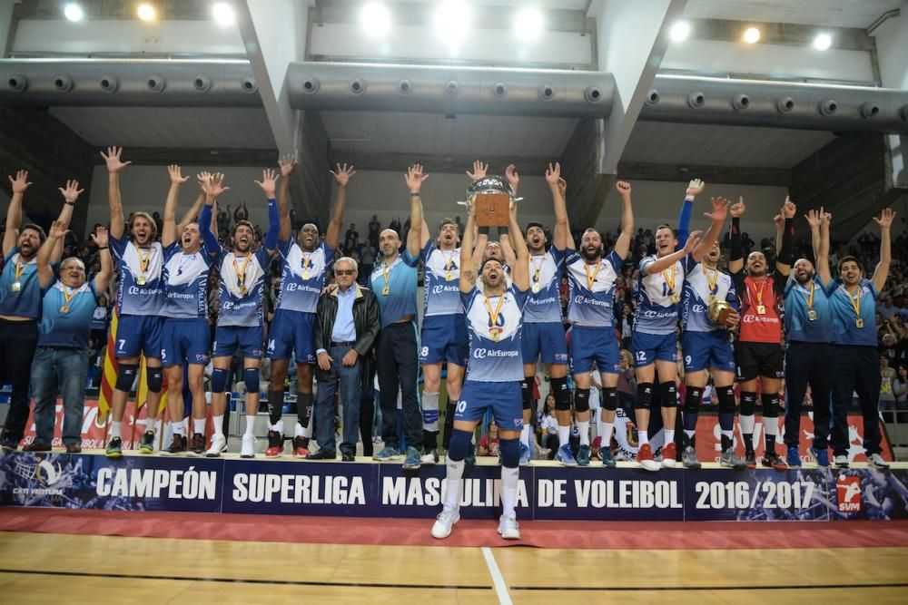 Palmas Volleyballer haben die spanische Meisterschaft gewonnen. Can Ventura besiegte am Samstag (29.4.) in der Halle von Son Moix den amtierenden Meister Almería mit 3:1-Sätzen.