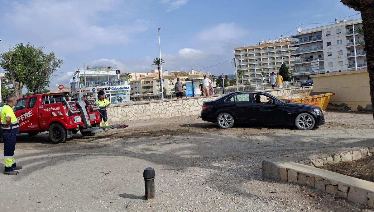 La grúa rescata el vehículo que quedó atrapado en la arena de la playa del Arenal
