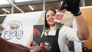 El regreso de la Feria del Jamón de Villanueva de Córdoba atrae a miles de visitantes