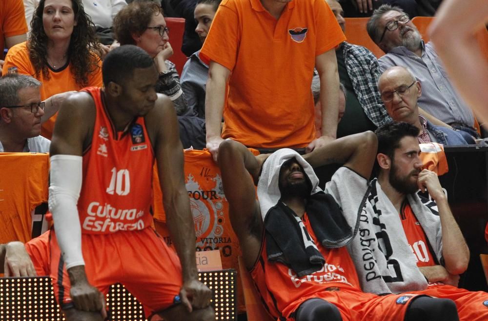 Decepción del Valencia Basket tras perder la final de la Eurocup