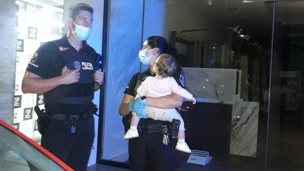 Agentes cuidan al bebé mientras los sanitarios atienden a su madre.
