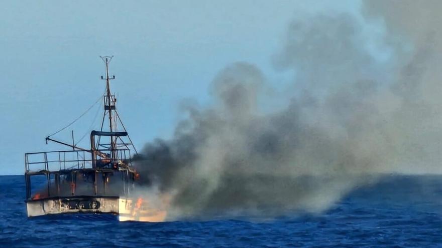 Un barco pesquero se incendia frente a la costa de Telde