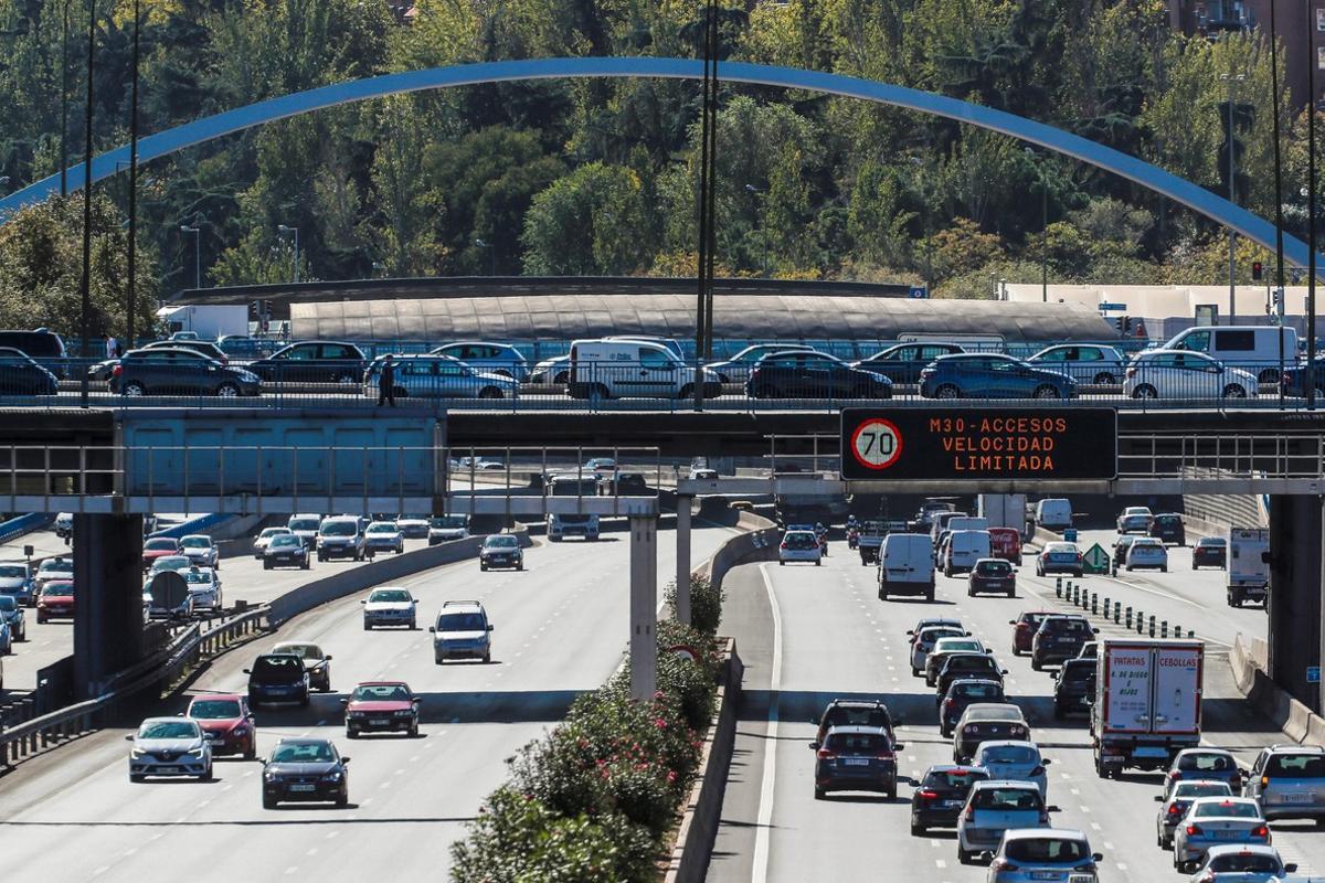 GRAF5242  MADRID  24 10 2017 - Un luminoso prohibe la velocidad a mas de 70 km h en la via de circunvalacion de la M-30  El Ayuntamiento de Madrid ha activado para manana  miercoles  el  escenario 2  del protocolo contra la contaminacion  que implica que los coches de no residentes no podran aparcar en la zona del Servicio de Estacionamiento Regulado  SER  en la almendra central de la capital  Ademas  la velocidad de circulacion en el interior de la M-30 y en las vias de acceso a la ciudad  en ambos sentidos  estara limitada a 70 kilometros por hora  Estas medidas se decretan como consecuencia de los altos niveles de dioxido de nitrogeno  NO2  y de que las previsiones de la Agencia Estatal de Meteorologia  AEMET  siguen siendo desfavorables  EFE Fernando Alvarado