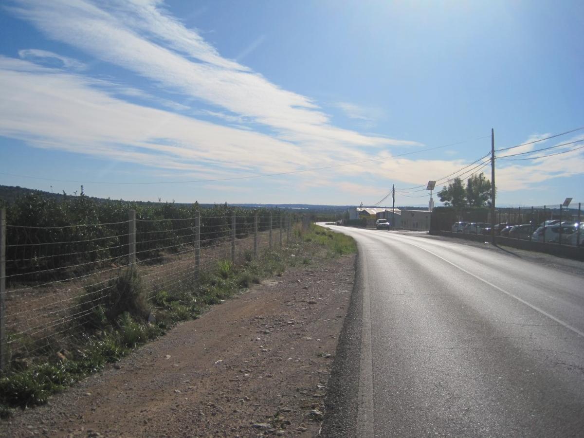 Carretera de acceso a la base militar de Marines.
