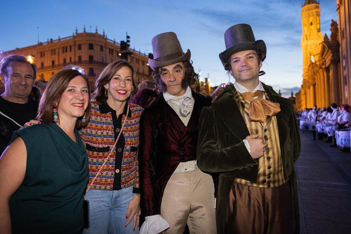 Sara Fernández y Natalia Chueca, con dos de los figurantes que amenizarán las fiestas.