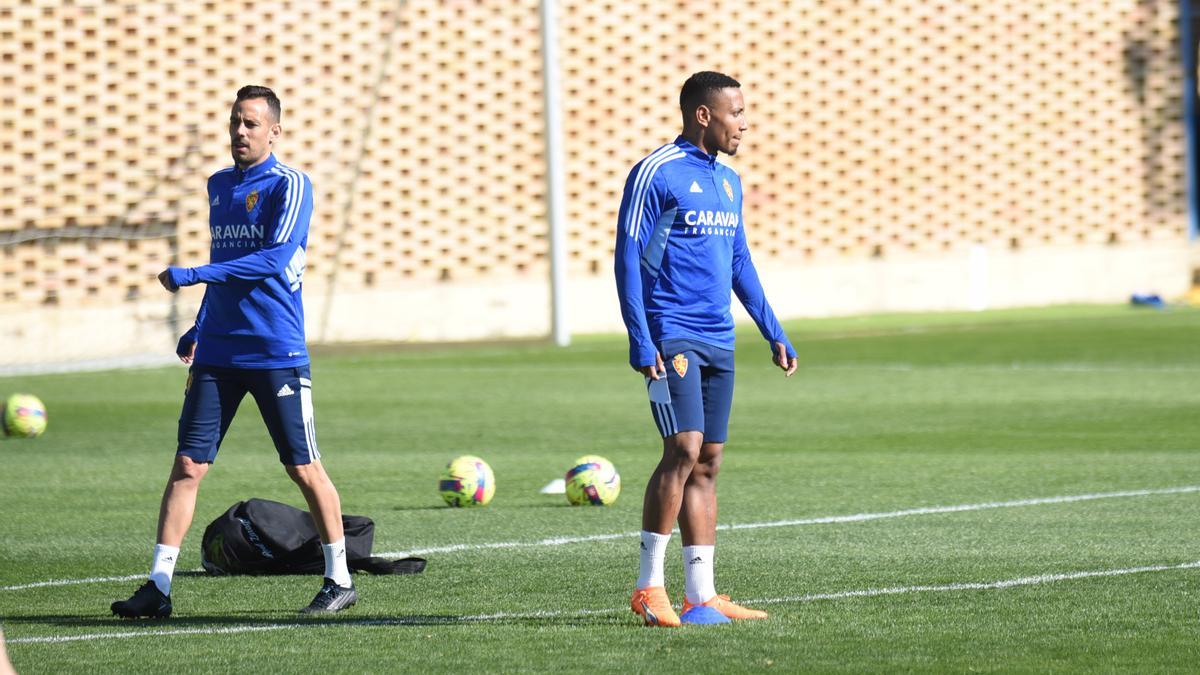 Manu Molina y Jairo Quinteros, en un entrenamiento con el Real Zaragoza.