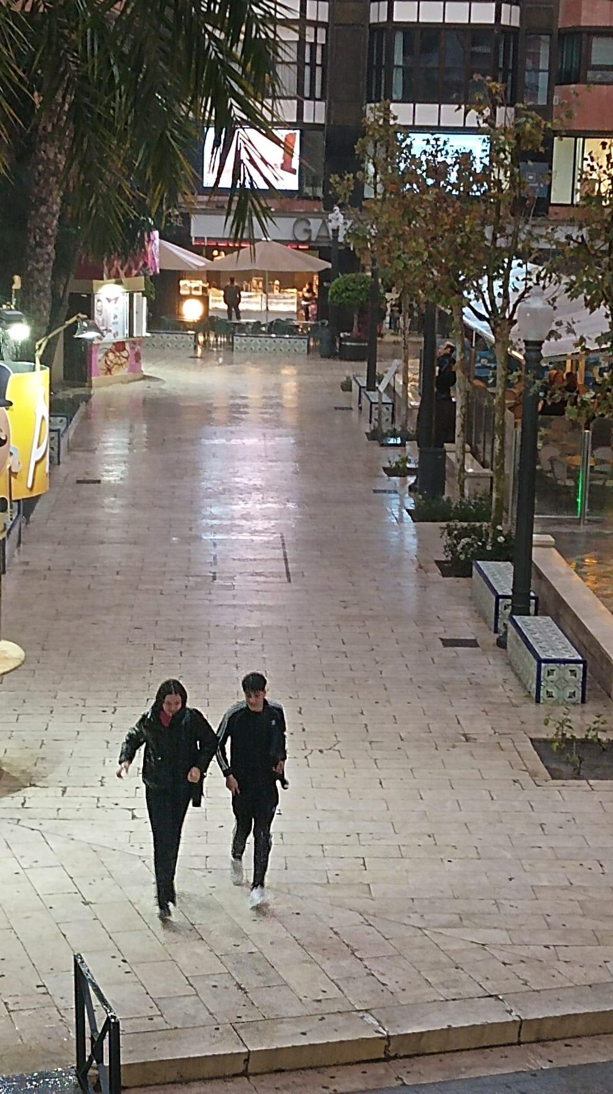 Corriendo para evitar (sin éxito) mojarse