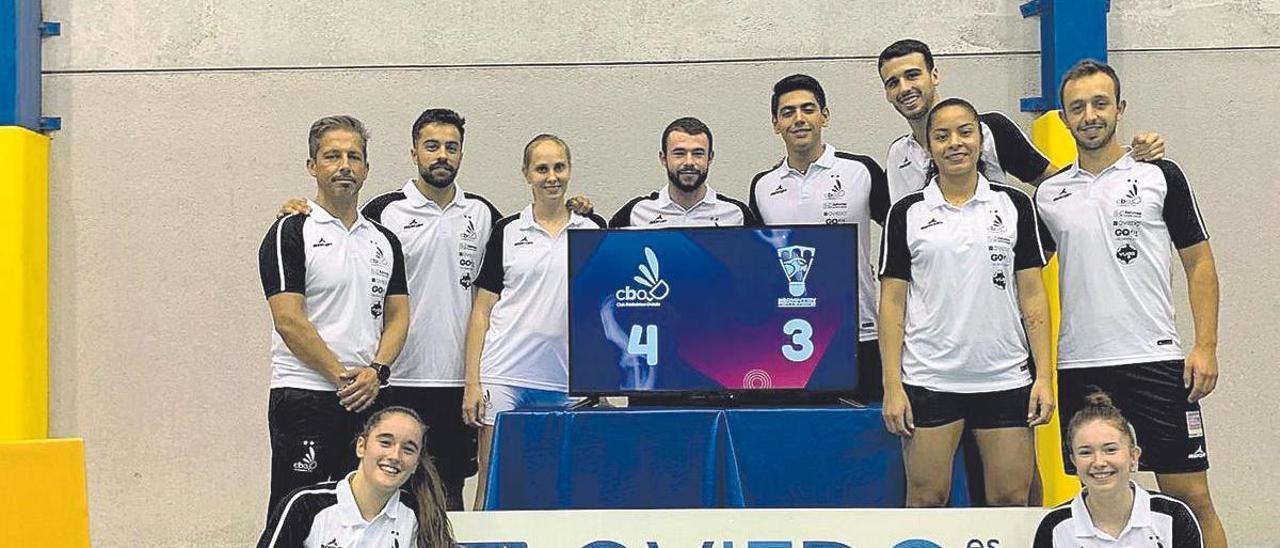 El equipo del Oviedo posa con el marcador tras ganar al Ravachol. De pie, por la izquierda, Fran Dacal, Alberto Zapico, Kristina Sotomayor, Vicente Gázquez, Luis Montoya, Álvaro Leal, Julieth Pérez y Javier Suárez. Sentadas, Laura Álvarez y Amaia Torralba. | CBO