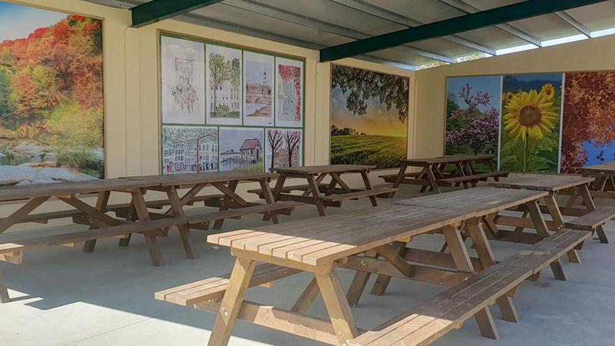 Se han colocado en las paredes vinilos con pinturas y paisajes. | SERVICIO ESPECIAL