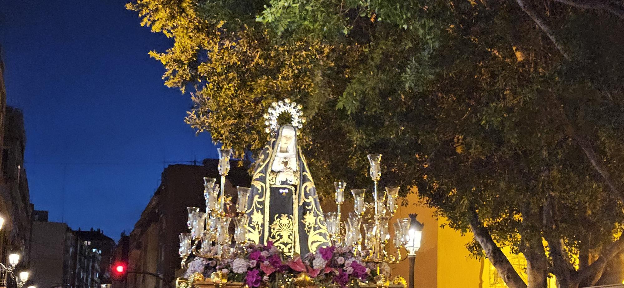 La Dolorosa del Cabanyal sale con escolta fallera