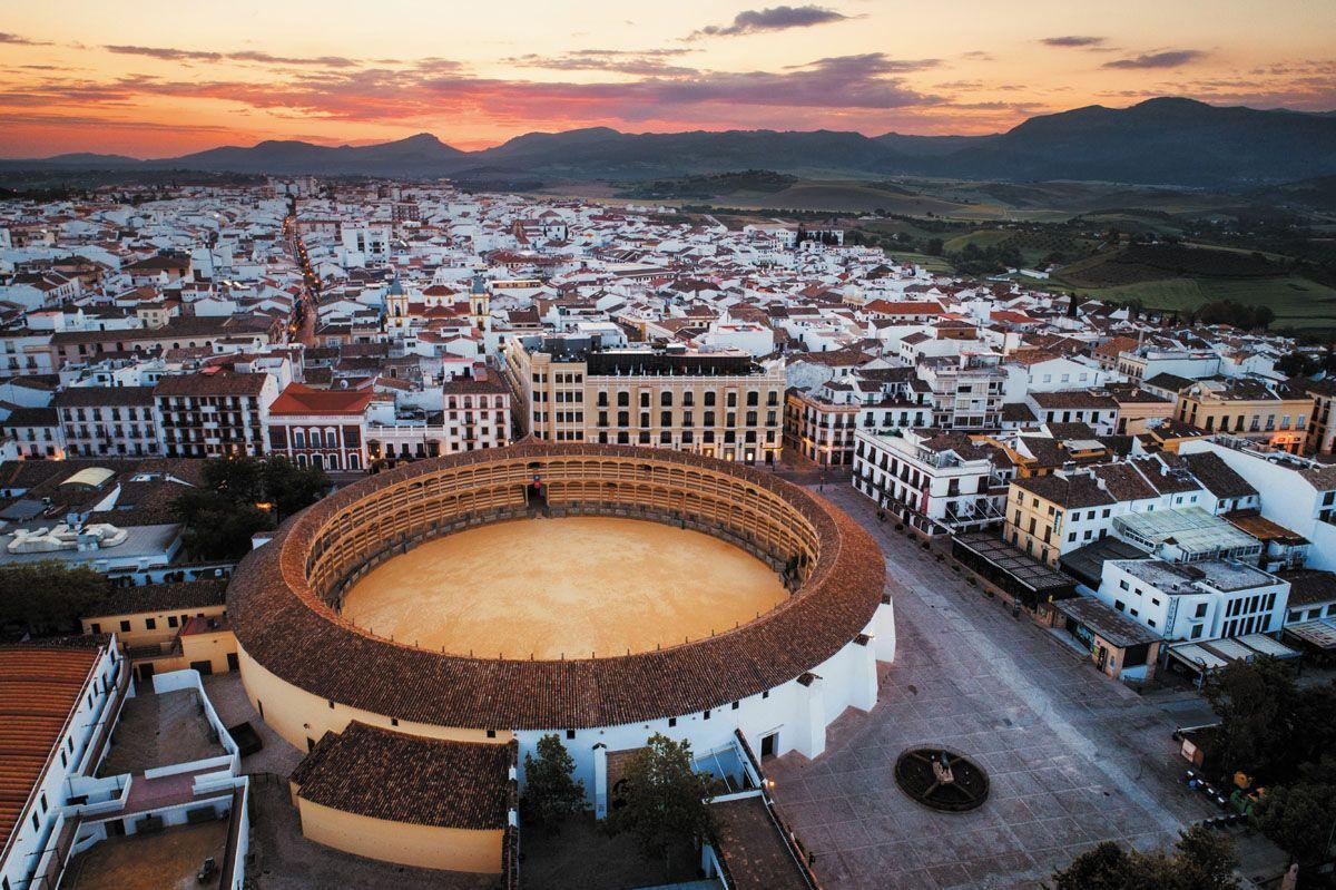 Imagen aérea de la plaza de toros de Ronda y la ciudad nueva