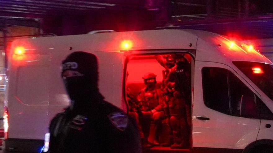 La furgoneta que presumptament transportava el president veneçolà, Nicolás Maduro, arriba a les oficines de l’Administració per al Control de Drogues (DEA) a Nova York, dissabte.