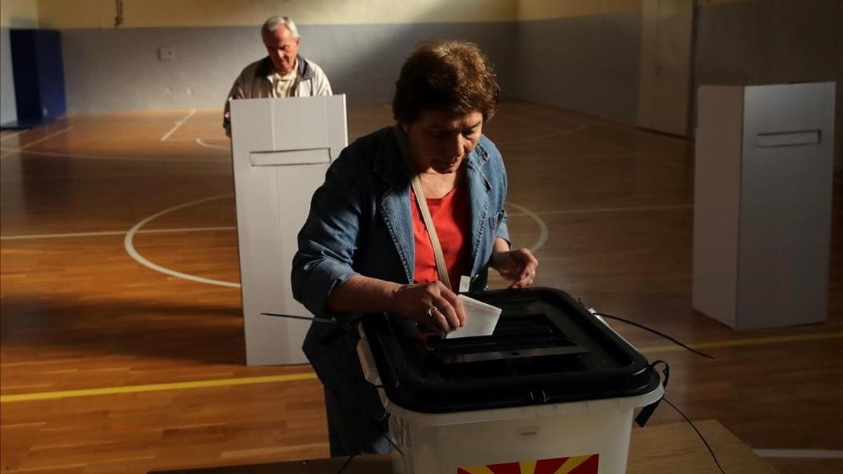 Dos ciudadanos depositan su voto en el referéndum sobre la denominación de Macedonia, este domingo, en Skpoje.