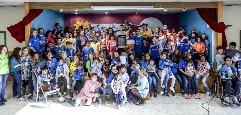 Los jugadores del Real Oviedo Valera y Vila visitan el colegio de educación especial de Latores