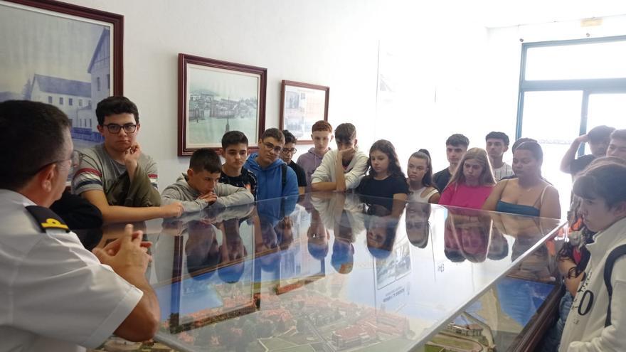 La Escuela Naval de Marín, abierta en una actividad &quot;unica&quot; para un grupo de alumnos de Vegadeo gracias al 15 Foro Comunicación y Escuela