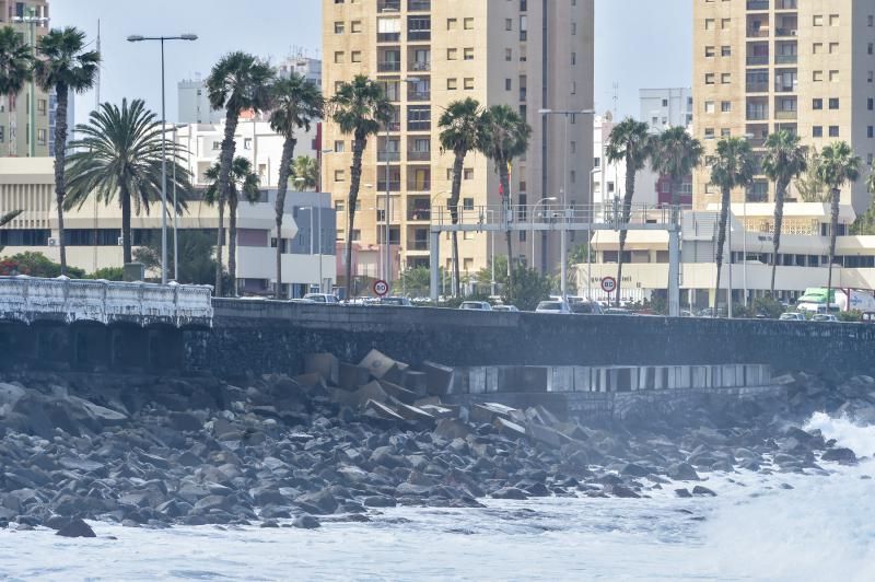 Carril derecho de la GC-1 y paseo marítimo cerrados