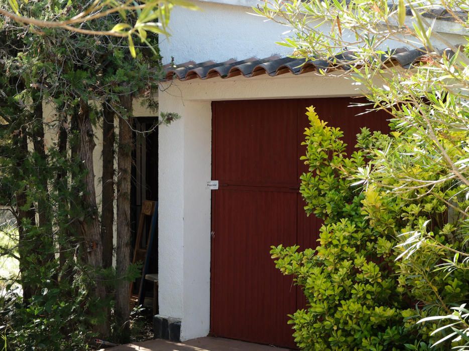 La casa de Mas Buscà de Roses on vivia el mort ha quedat precintada