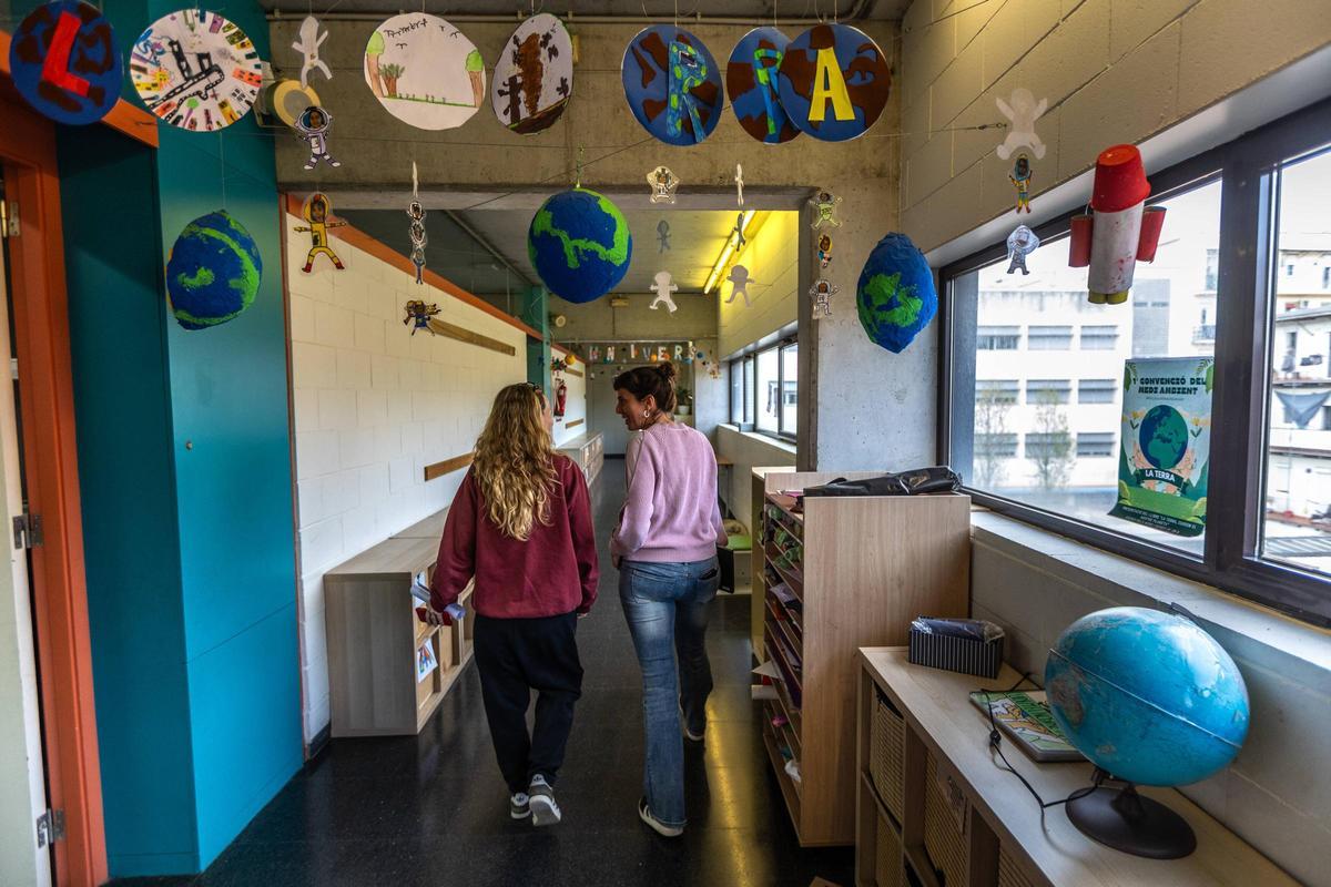 Dos docentes en un pasillo de la escuela Arenal de Llevant de Barcelona, una de las participantes en el Project Difference.