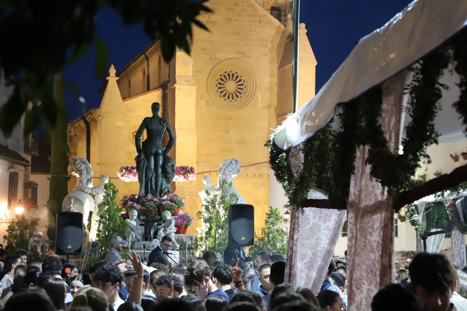 La tercera noche de cruces, en imágenes