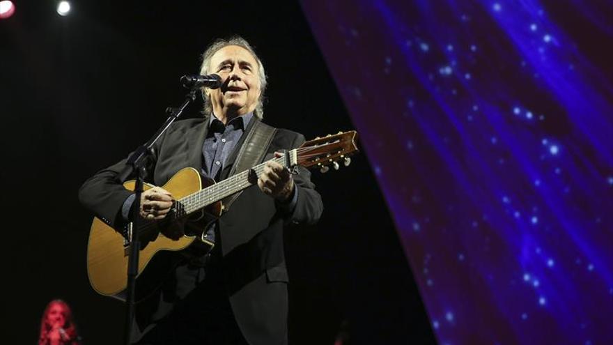 Serrat corta a un fan que le pedía cantar en catalán