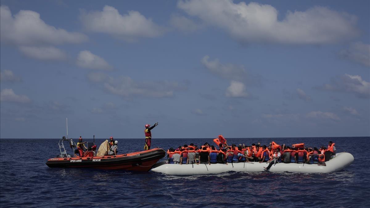 zentauroepp39980464 migrants wait to be rescued from a rubber dinghy by members 171103123356