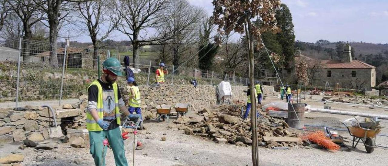 Trabajadores del plan de empleo que adecuó el exterior del Pazo de Liñares de Lalín. // Bernabé/Javier Lalín